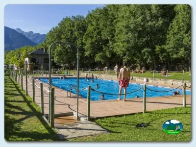 Piscina con vistas a la montaña del Camping Gavín, Gavín (Huesca)