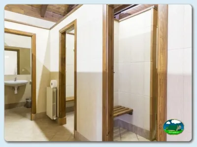 Aseos con lavabo y ducha del Camping Gavín, Gavín (Huesca)