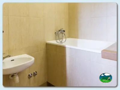 Cuarto de baño con bañera y lavabo del Camping Gavín, Gavín (Huesca)
