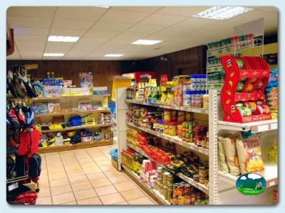 Supermercado interior con estanterías de productos del Camping Gavín, Gavín (Huesca)