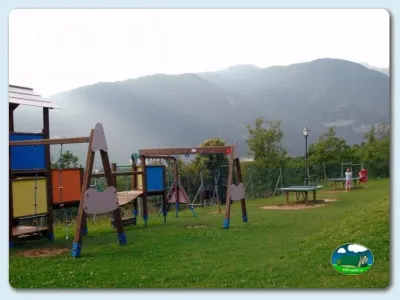 Parque infantil con vistas a la montaña del Camping Gavín, Gavín (Huesca)