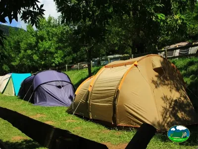 Tienda de acampada en parcela arbolada del Camping Viu, Viu de Linas (Huesca)