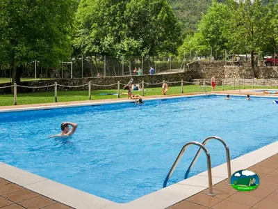 Piscina con vistas a la montaña, niños bañándose del Camping Oto, Valle de Broto (Huesca)