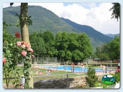 Piscina con vistas a la montaña del Camping Oto, Valle de Broto (Huesca)