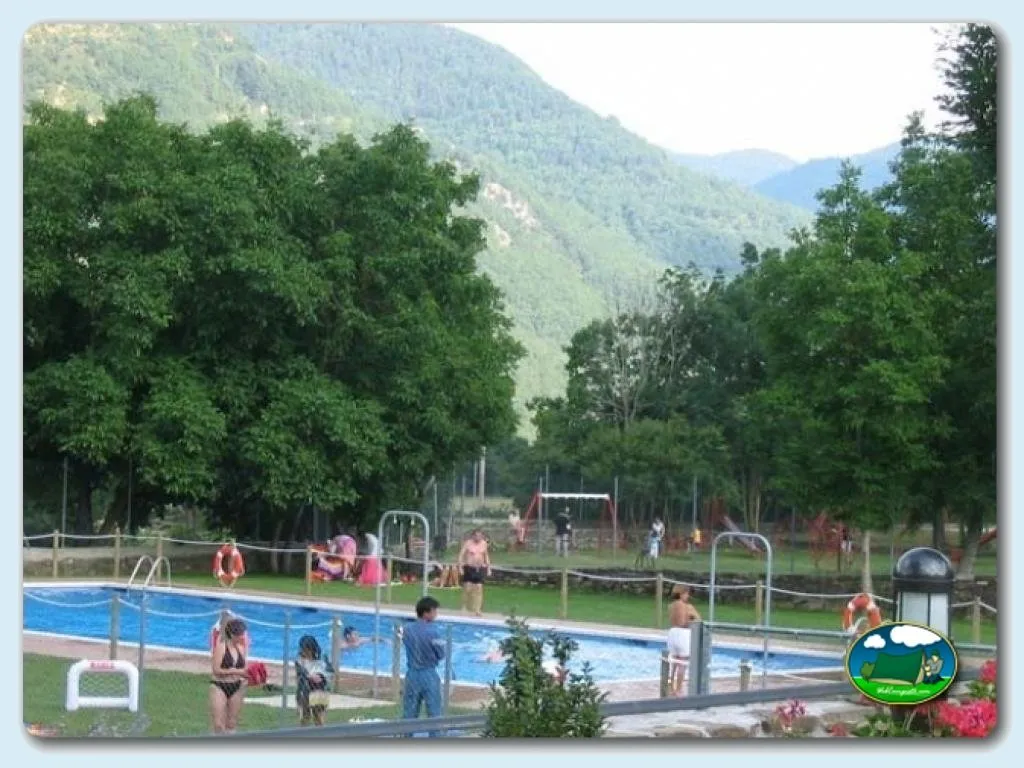 Piscina con vistas a la montaña, parque infantil del Camping Oto, Valle de Broto (Huesca)