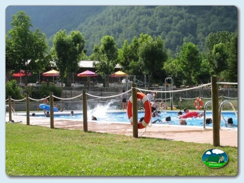 Piscina infantil con vistas a la montaña del Camping Oto, Valle de Broto (Huesca)