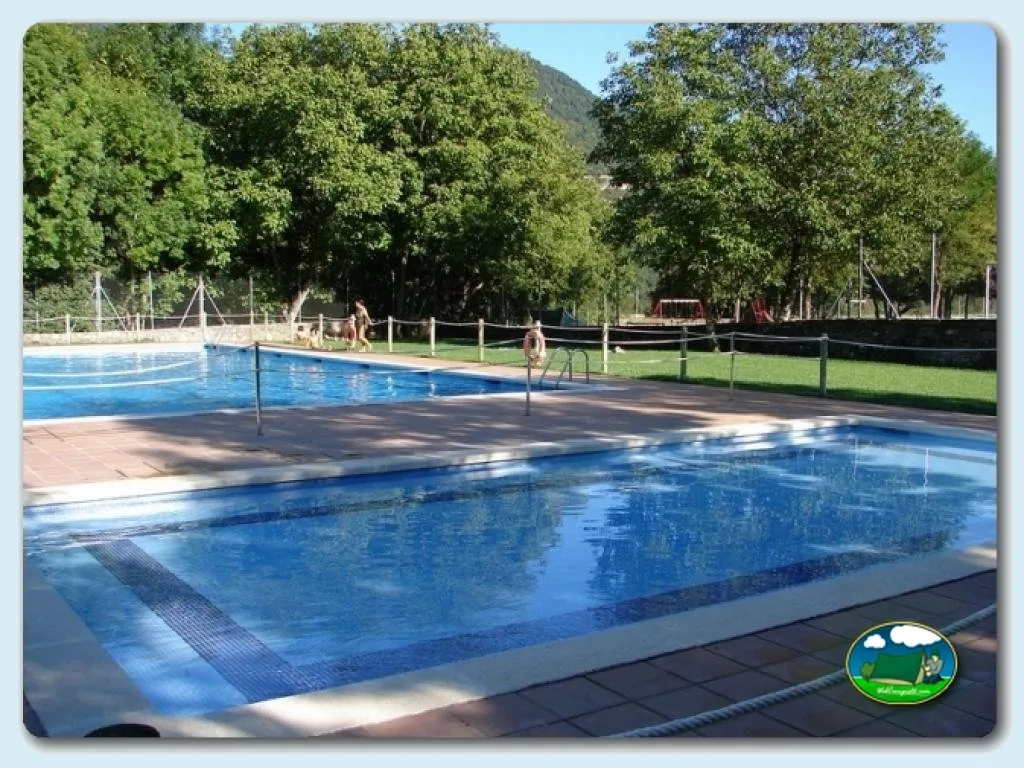 Piscina con vistas a la montaña del Camping Oto, Valle de Broto (Huesca)