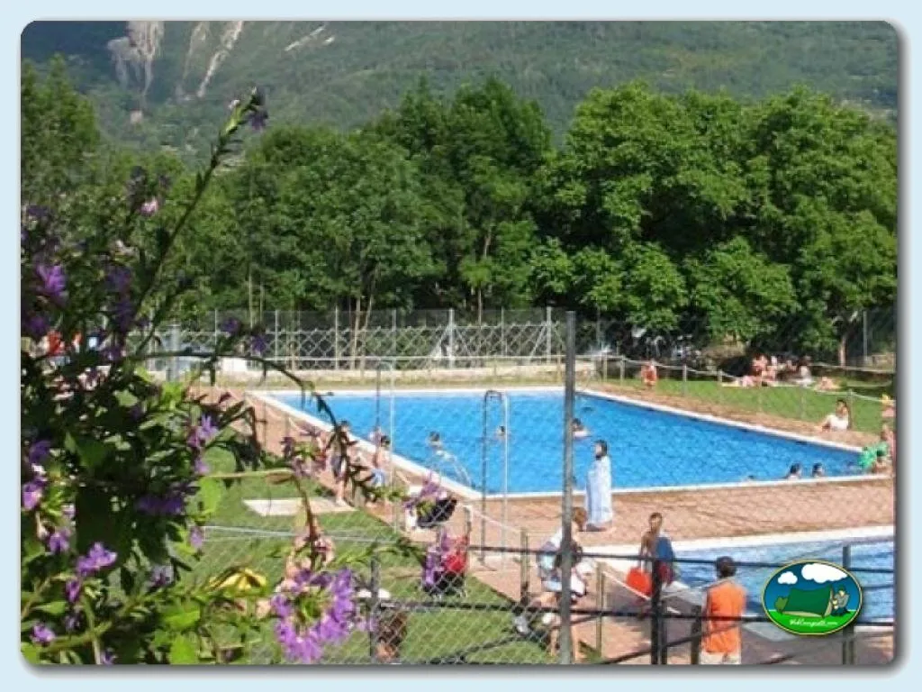 Piscina con vistas a la montaña y entorno natural del Camping Oto, Valle de Broto (Huesca)