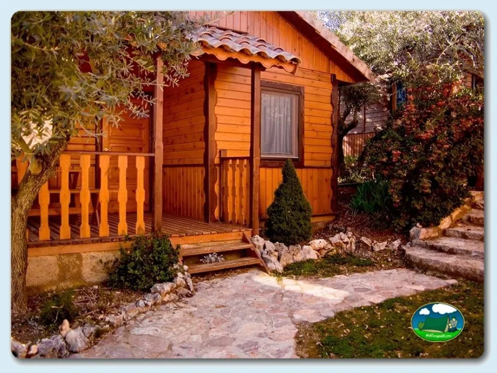 Cabaña de madera con terraza y jardín del Camping Alquézar, Alquézar (Huesca)