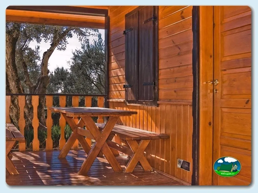 Bungalow de madera con terraza y vistas a olivar del Camping Alquézar, Alquézar (Huesca)