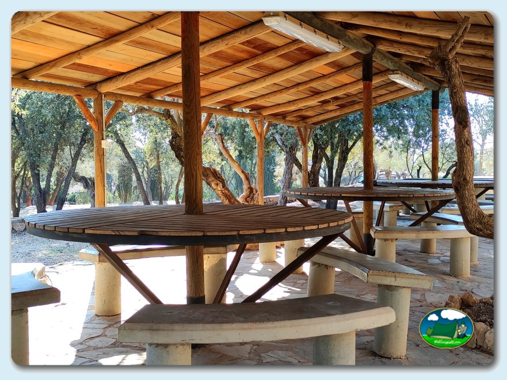 Camping Alquézar foto de Terraza - Merendero - Barbacoa