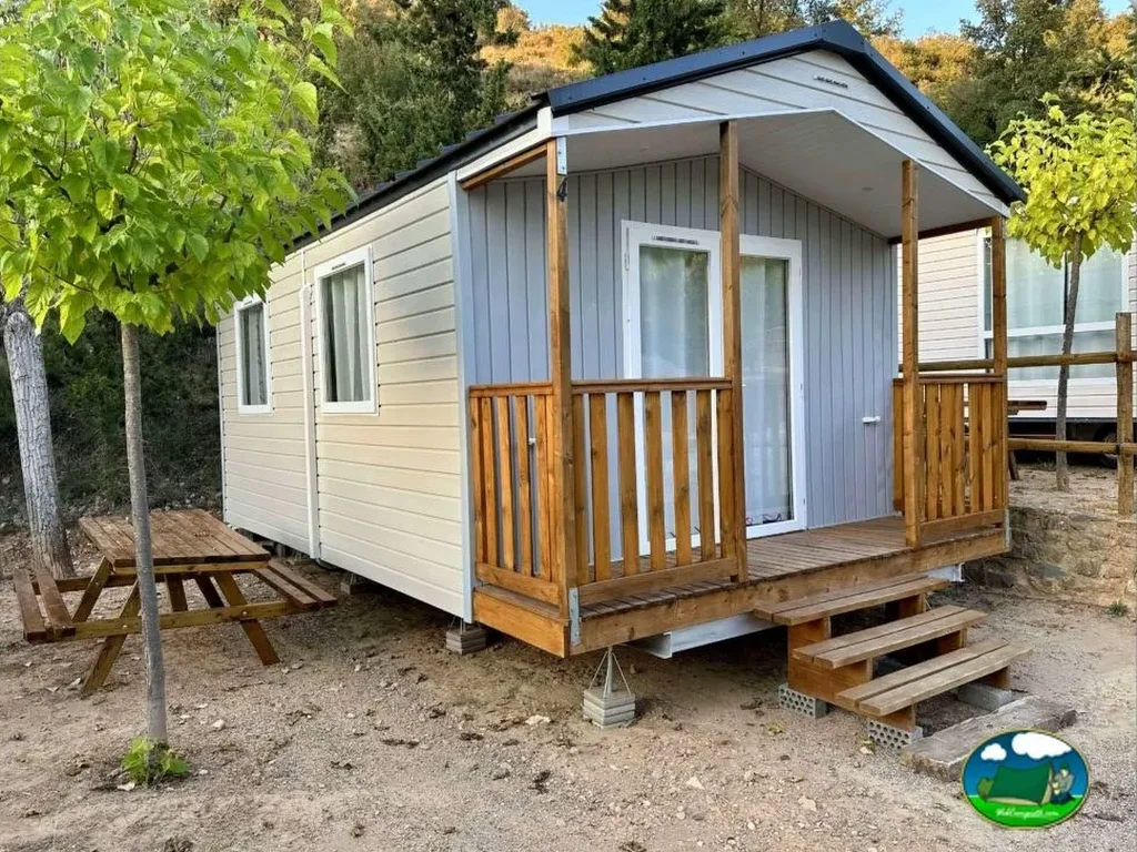 Mobil-home con terraza y mesa de picnic del Camping Rio Vero, Alquezár (Huesca)