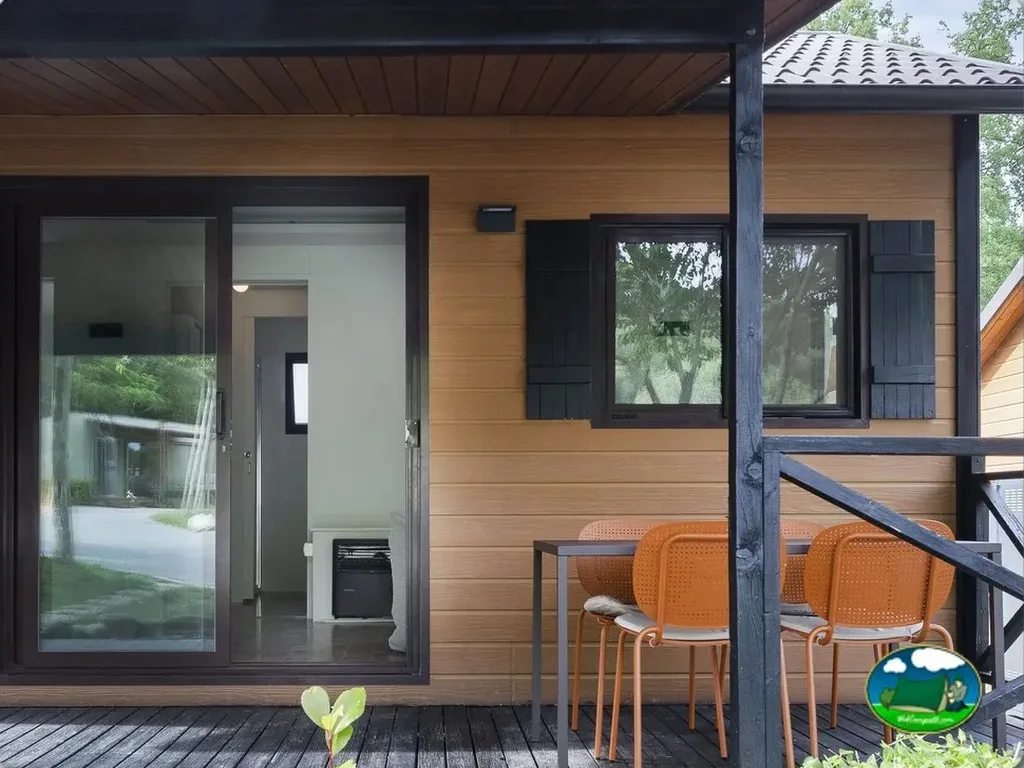 Bungalow de madera con terraza y zona de estar del Camping Boltaña, Boltaña (Huesca)
