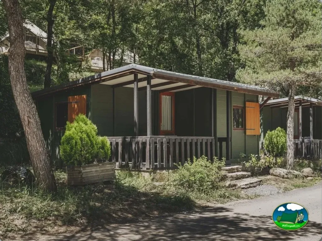 Mobil-home entre árboles con terraza cubierta del Camping Boltaña, Boltaña (Huesca)