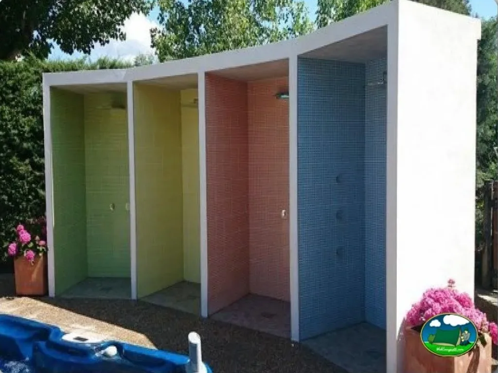 Aseos con duchas climatizadas del Camping Peña Montañesa, Labuerda (Huesca)