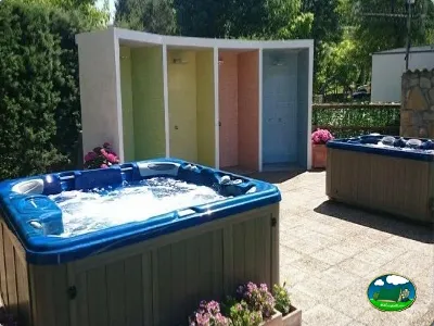 Spa jacuzzi con vistas a aseos del Camping Peña Montañesa, Labuerda (Huesca)