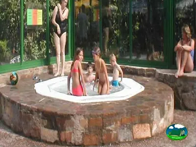 Piscina infantil con niños del Camping Peña Montañesa, Labuerda (Huesca)