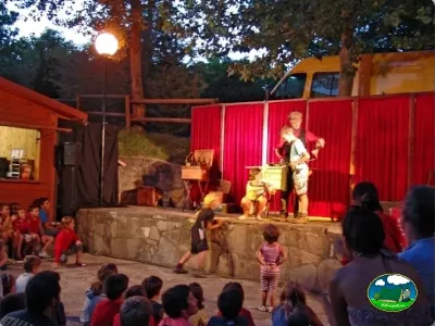 Parque infantil con espectáculo teatral nocturno del Camping Peña Montañesa, Labuerda (Huesca)