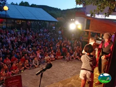 Evento nocturno con público en el recinto del Camping Peña Montañesa, Labuerda (Huesca)