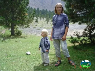 Parcela con vistas a la montaña, niños jugando del Camping Peña Montañesa, Labuerda (Huesca)