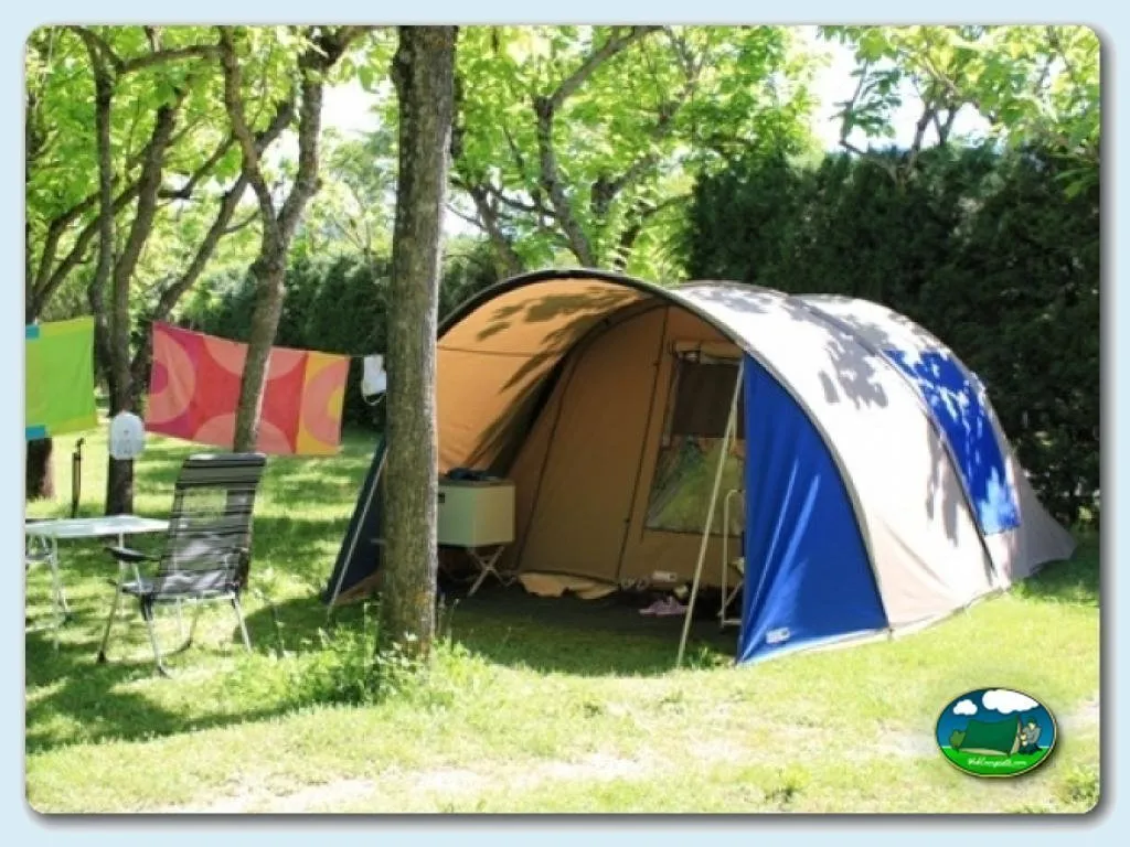 Tienda de acampada en parcela arbolada del Camping Peña Montañesa, Labuerda (Huesca)