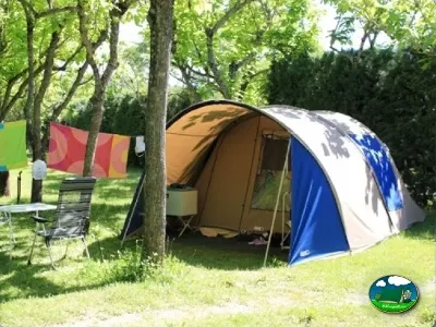 Tienda de acampada en parcela arbolada del Camping Peña Montañesa, Labuerda (Huesca)