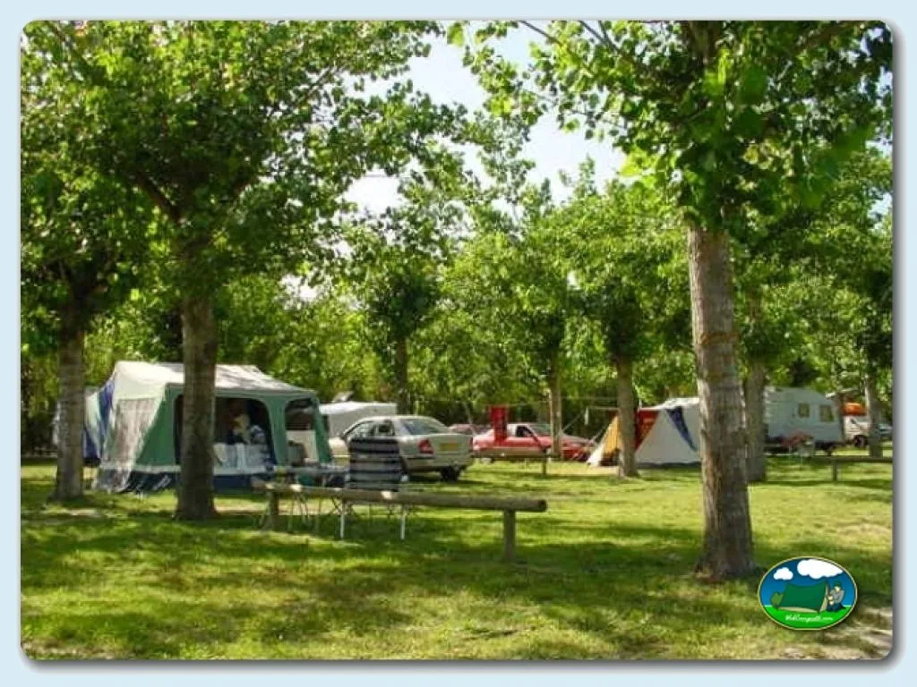 Parcela arbolada con tienda de acampada y mobil-home del Camping Peña Montañesa, Labuerda (Huesca)