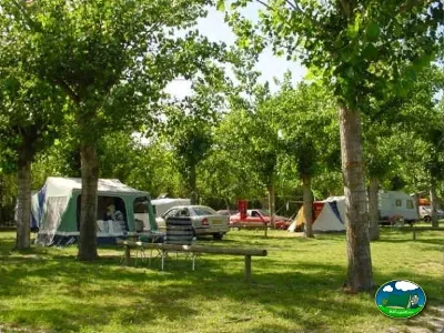 Parcela arbolada con tienda de acampada y mobil-home del Camping Peña Montañesa, Labuerda (Huesca)