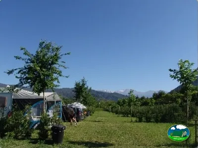 Parcela con tienda de acampada y vistas a la montaña del Camping Peña Montañesa, Labuerda (Huesca)