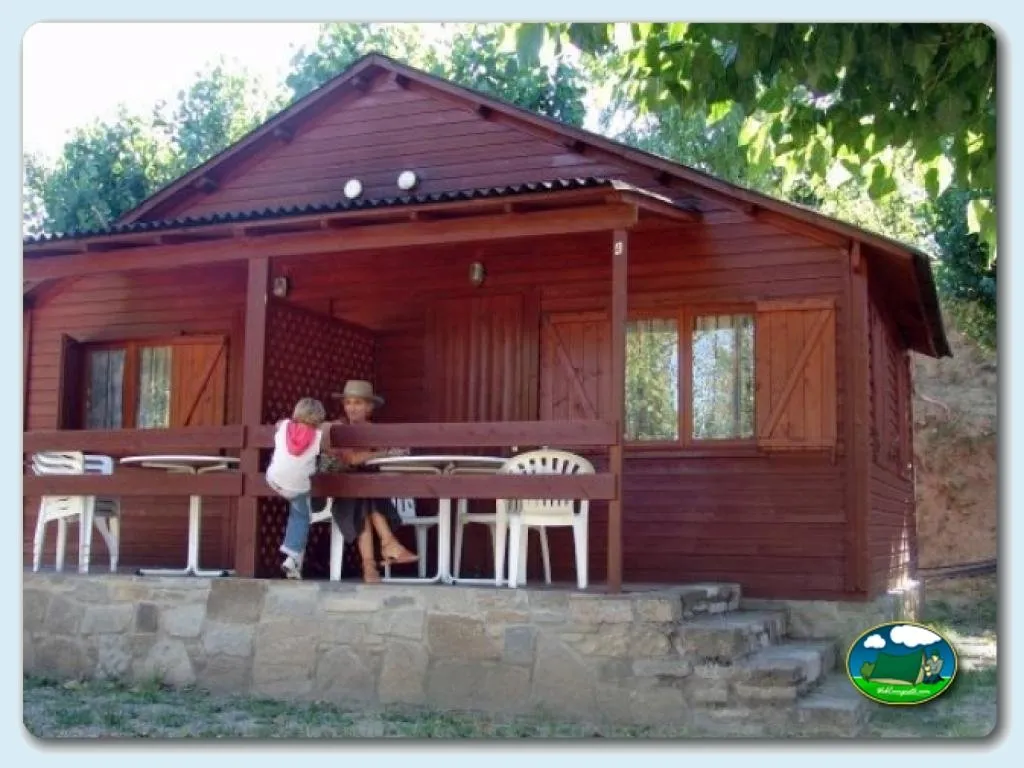 Cabaña de madera con terraza y vistas al bosque del Camping Peña Montañesa, Labuerda (Huesca)