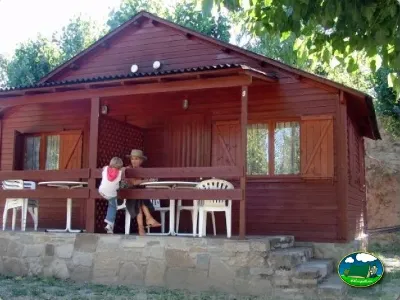 Cabaña de madera con terraza y vistas al bosque del Camping Peña Montañesa, Labuerda (Huesca)