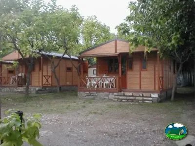 Bungalow de madera con terraza del Camping Peña Montañesa, Labuerda (Huesca)