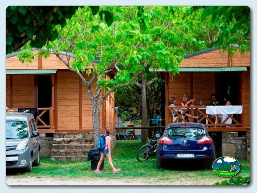 Cabaña de madera con parcela y zona común del Camping Peña Montañesa, Labuerda (Huesca)