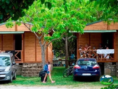 Cabaña de madera con parcela y zona común del Camping Peña Montañesa, Labuerda (Huesca)