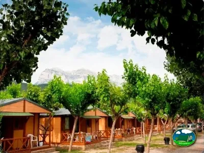 Cabaña con vistas a la montaña del Camping Peña Montañesa, Labuerda (Huesca)
