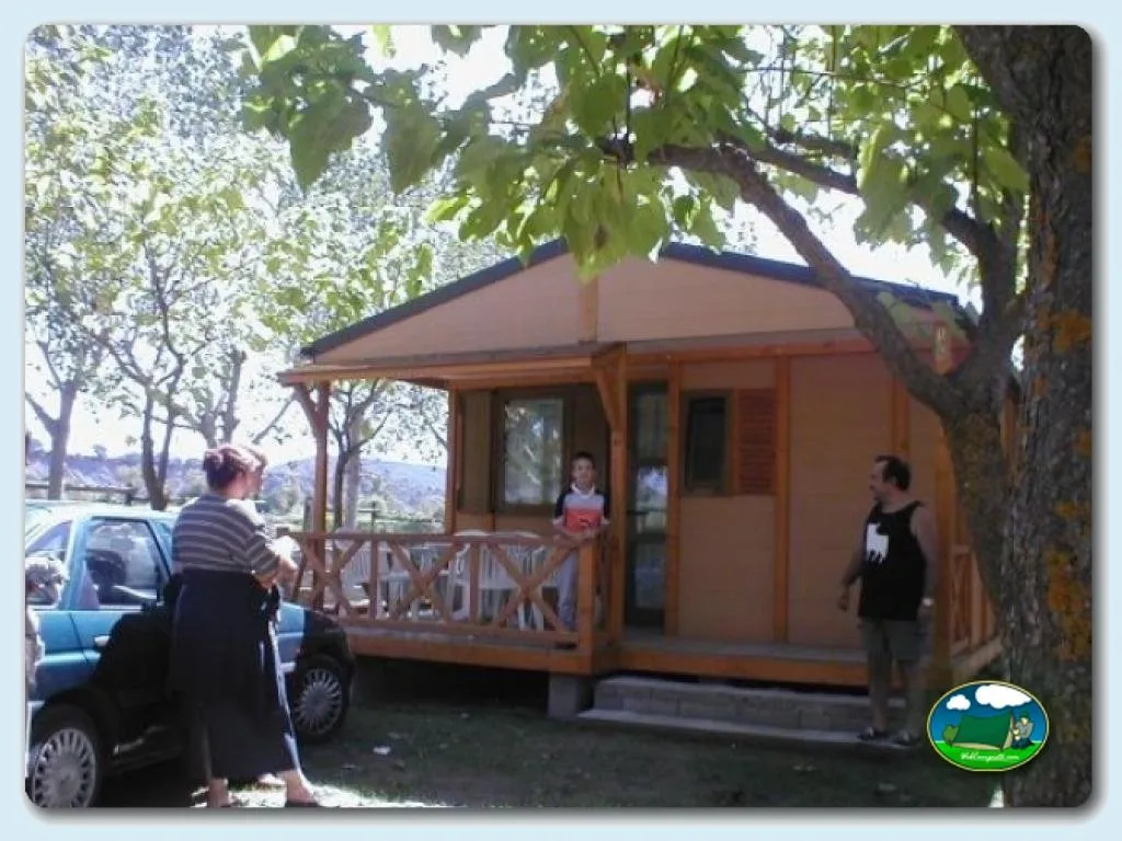 Bungalow de madera con terraza cubierta del Camping Peña Montañesa, Labuerda (Huesca)