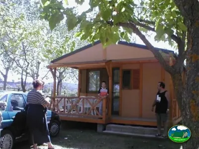 Bungalow de madera con terraza cubierta del Camping Peña Montañesa, Labuerda (Huesca)