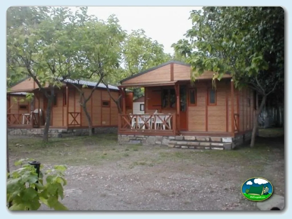 Bungalow de madera entre árboles del Camping Peña Montañesa, Labuerda (Huesca)