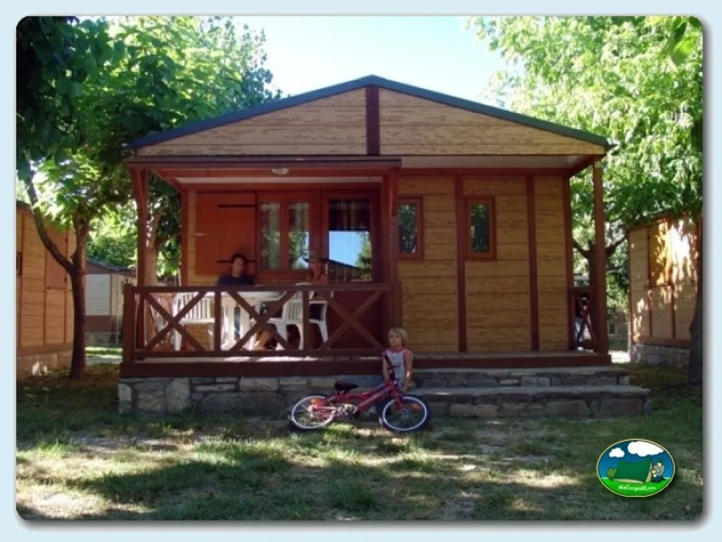 Cabaña de madera con terraza y vistas al bosque del Camping Peña Montañesa, Labuerda (Huesca)