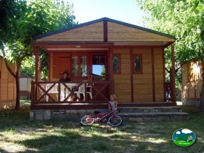 Cabaña de madera con terraza y vistas al bosque del Camping Peña Montañesa, Labuerda (Huesca)