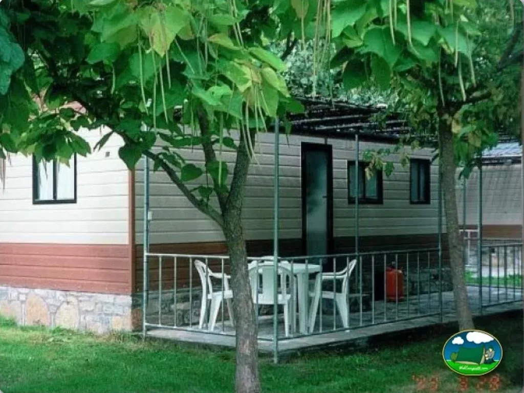 Mobil-home con terraza y zona de sombra del Camping Peña Montañesa, Labuerda (Huesca)