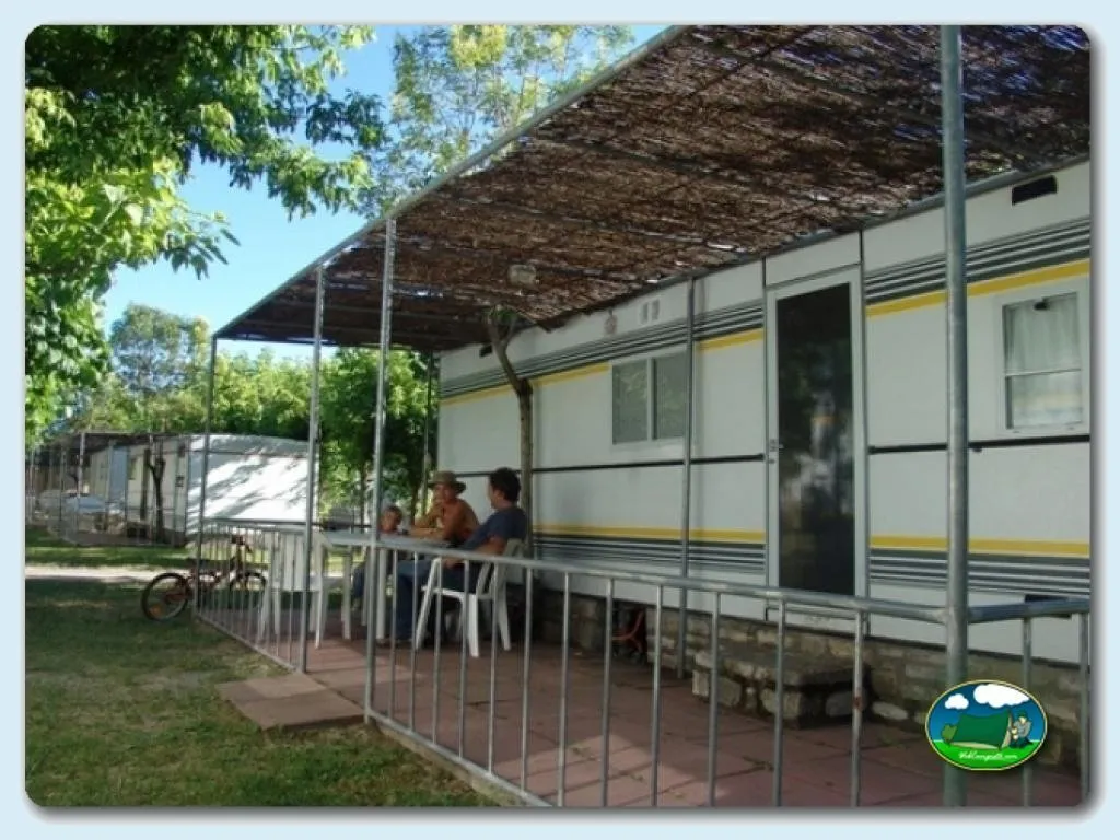 Mobil-home con terraza y sombrilla del Camping Peña Montañesa, Labuerda (Huesca)