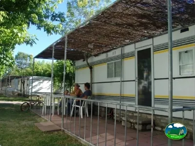 Mobil-home con terraza y sombrilla del Camping Peña Montañesa, Labuerda (Huesca)