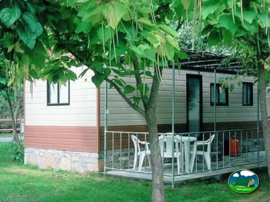 Mobil-home con terraza y zona ajardinada del Camping Peña Montañesa, Labuerda (Huesca)