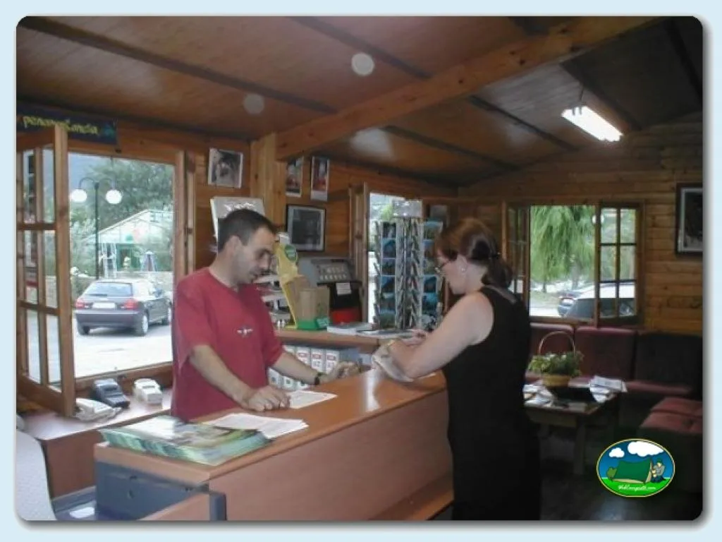 Recepción con mostrador de atención del Camping Peña Montañesa, Labuerda (Huesca)