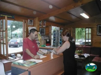 Recepción con mostrador de atención del Camping Peña Montañesa, Labuerda (Huesca)