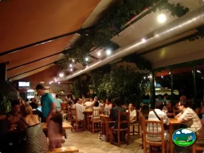 Restaurante con terraza cubierta y iluminación nocturna del Camping Peña Montañesa, Labuerda (Huesca)