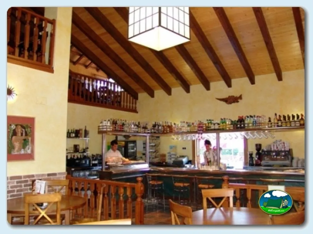 Restaurante bar con vigas de madera del Camping Peña Montañesa, Labuerda (Huesca)