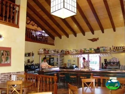 Restaurante bar con vigas de madera del Camping Peña Montañesa, Labuerda (Huesca)