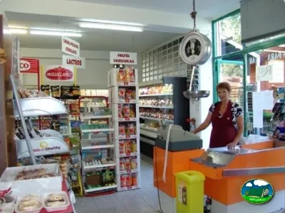 Supermercado interior con mostrador y estanterías del Camping Peña Montañesa, Labuerda (Huesca)